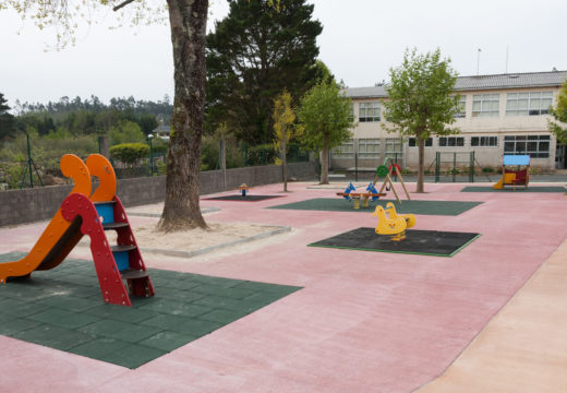 Moeche dálle voz á rapazada na remodelación do parque infantil de San Ramón
